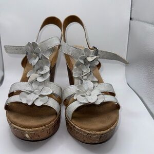 b.o.c. size 6 silver flower wedges